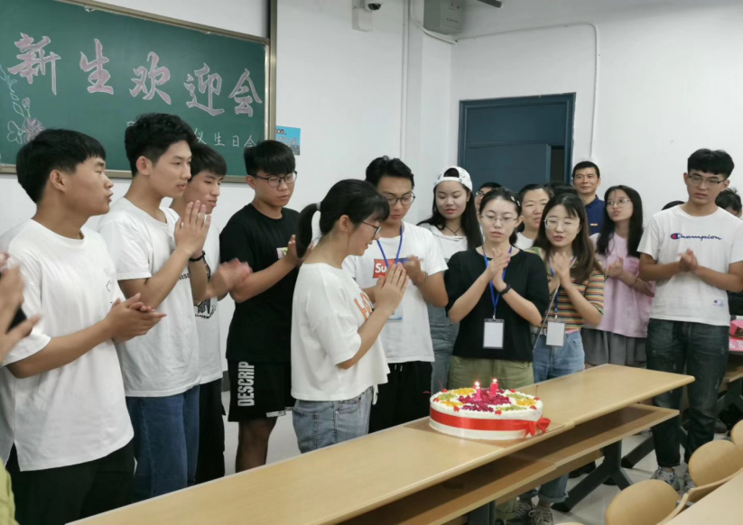 威廉希尔中文官网设备194班举办庆祝新生陈欣仪同学生日欢迎会436.png